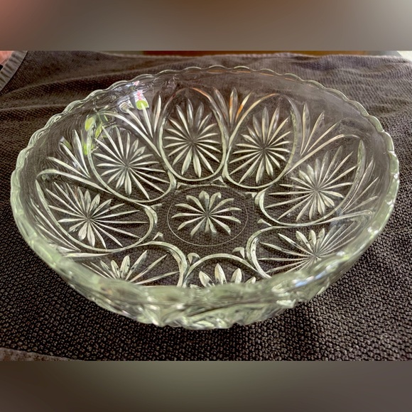 Anchor Hocking Star and Cameo Medallion Clear Glass Serving Bowl. 8”Wx2.75”H. - Picture 1 of 6